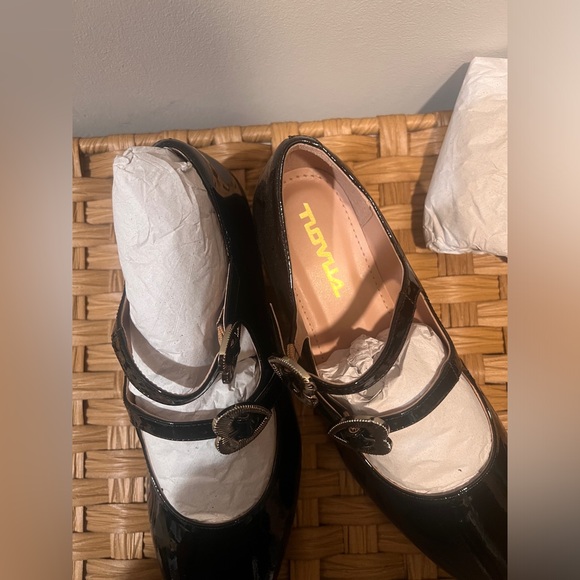 Black Patent Leather Mary Jane Shoes with Heart Buckles - Picture 4 of 4